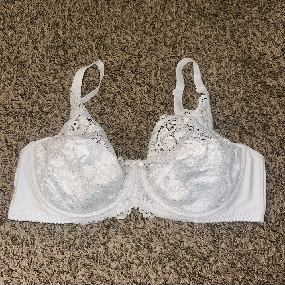 NWOT Elegant White Lace Bra
